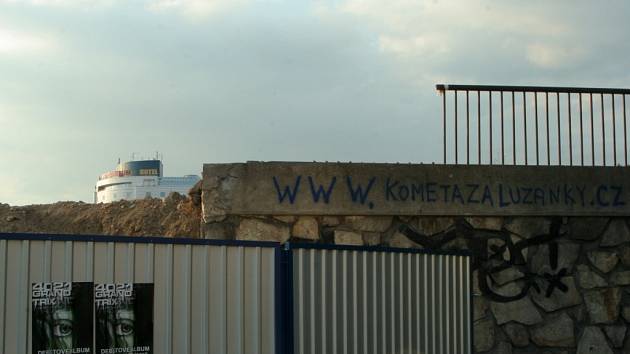 Zastávka Zimní stadion poblíž místa, kde stadion stál.