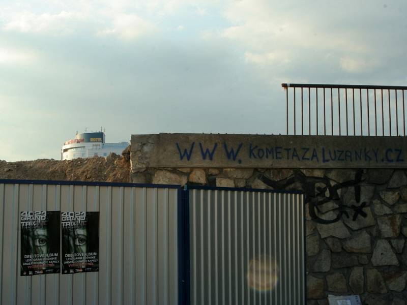 Zastávka Zimní stadion poblíž místa, kde stadion stál.