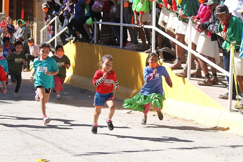 Výprava českých běžců se v mexickém Urique zúčastnila slavného běhu s Tarahumary.