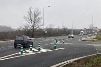 Po opravě silnice II/373 v brněnské Líšni musí řidiči počítat se změnou organizace dopravy. Bezpečnost mají v místě zvýšit takzvané balisety.