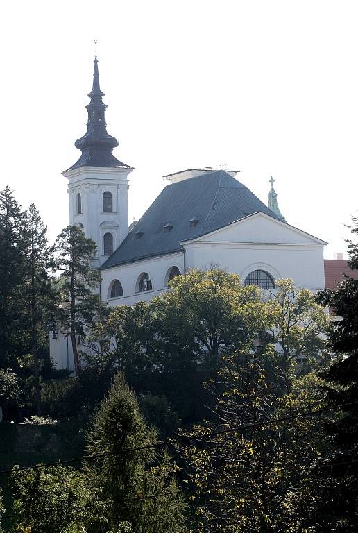 Vranov u Brna je známý jako tradiční poutní místo. Teď se lidé z vesnice bojí, že v hornaté krajině vyroste moderní satelitní čtvrť.