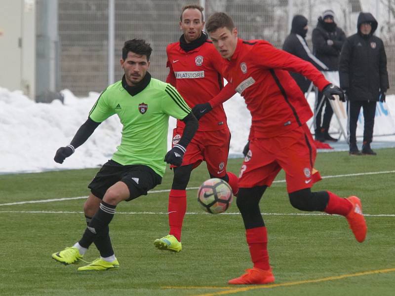 Začátek vypadal bojácně, ale pak se Zbrojovka (v červeném) zvedla a vypracovala si velké šance. Ujala se z nich jedna a brněnští fotbalisté v dalším přípravném utkání remizovali se slovenským Spartakem Trnava 1:1.