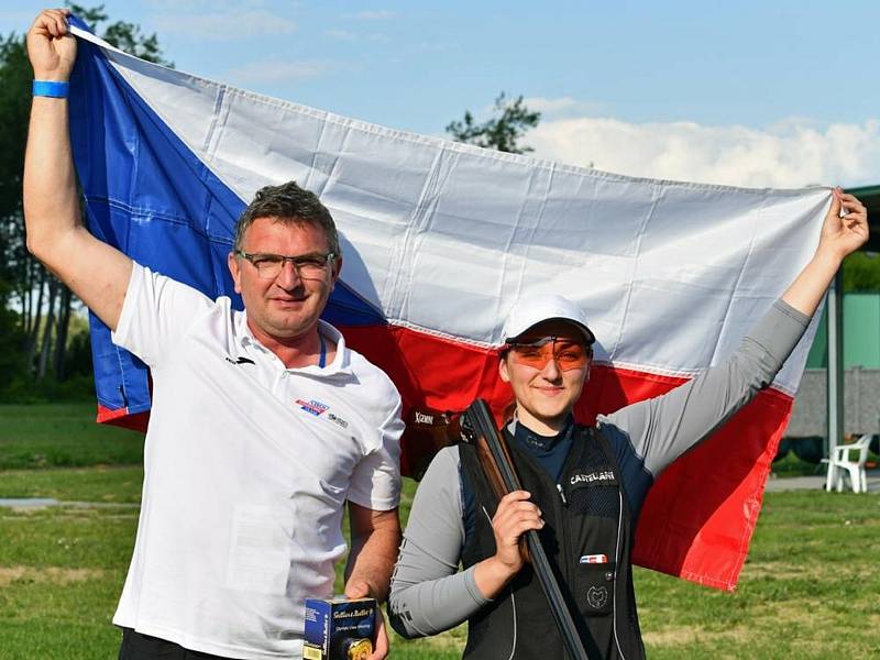 Střelkyně Zina Hrdličková (na snímku s otcem Petrem Hrdličkou) získala mezi juniorkami bronz na mistrovství Evropy.