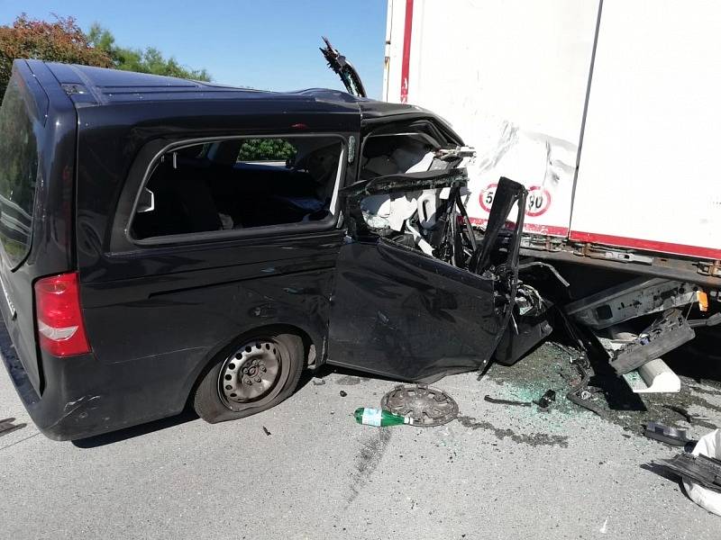 Nehoda na dálnici D2. Dodávka narazila zezadu do kamionu.