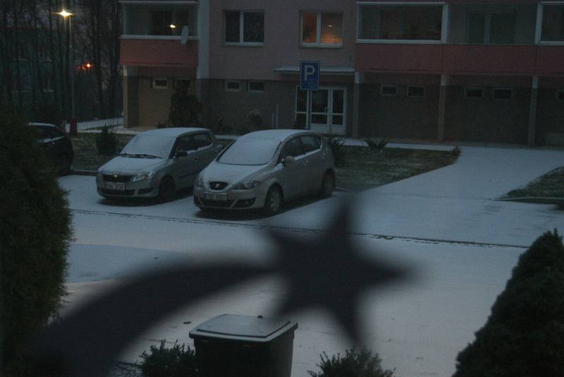 Ve čtvrtek ráno se lidé na Blanensku probudili do bílého. První sněhový poprašek udělal radost hlavně dětem. Méně nadšení už z něj byli motoristé. Na snímcích zasněžené ulice v Adamově.