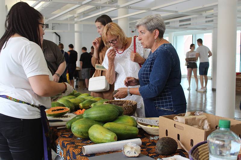 Dračí ovoce, červené banány nebo i jackfruit ochutnali v sobotu lidé v Tržnici Brno na Zelném trhu. Organizátoři akce ovoce přivezli přímo z Ugandy.