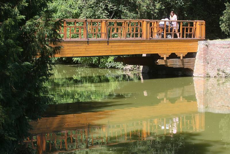 Turisté zaplavili lednický zámek a přilehlé okolí.