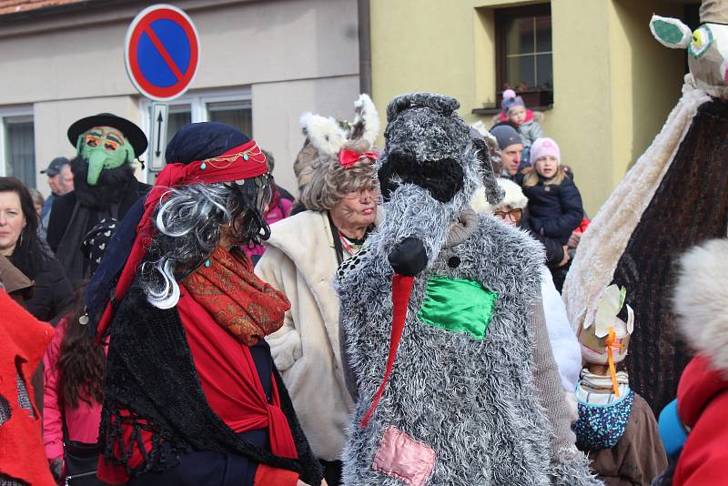 Průvod maškar a krojovaných v brněnské Líšni.