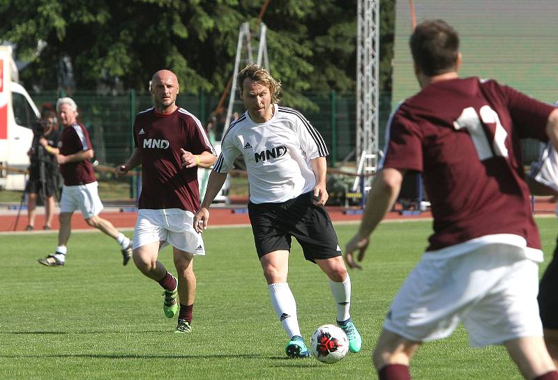 V sobotu se viceprezident Juventusu a držitel Zlatého míče Pavel Nedvěd s bývalými reprezentačními parťáky a kamarády zúčastnil oslav výročí sta let třetiligového klubu a křtu nové umělé trávy.