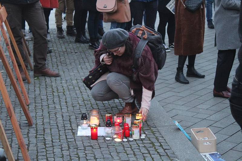 Vzpomínková akce na památku zavražděného novináře Jána Kuciaka a jeho partnerky Martiny Kušnírové na náměstí Svobody v centru Brna.