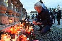 Brno 17.11.2020 - lidé zapalují svíčky u morového sloupu na brněnském náměstí Svobody
