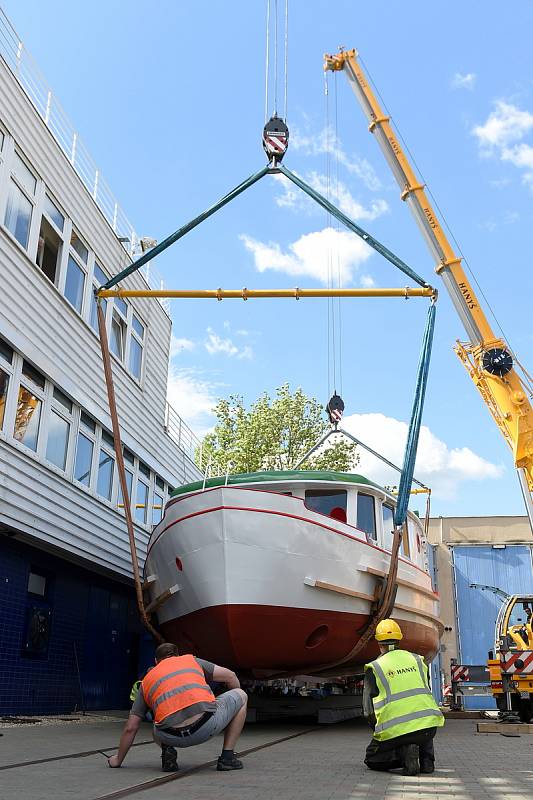Brno 2.6.2020 - překládka zrekonstruované lodě Dallas v doku DPmB na Brněnské přehradě