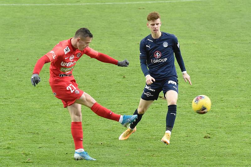 Brno 16.12.2020 - domácí FC Zbrojovka Brno v červeném (Damián Bariš) proti 1. FC Slovácko