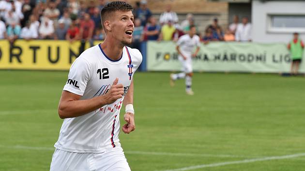 Zápas SK Líšeň (v bílém) proti FC Slavoj Vyšehrad.