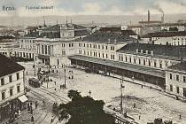 Již téměř před sto lety Brňany od hlavního vlakového nádraží vozily tramvaje. Nádražní ulice se ale tenkrát jmenovala Nádražní náměstí. Na fotografii je pohled z ulice Bašty pořízený kolem roku 1920. 