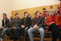 Fotbalisté Bystrce před soudem. Zleva: Mrázek, Benko, Houšť, Schuster, Duda