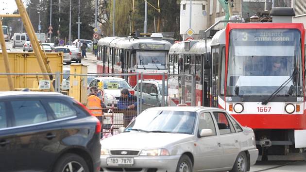 Dopravní kolaps na křižovatce ulic Jugoslávská a Merhautova a také v křížení Vranovské a Cejlu způsobuje uzavřená Francouzská a opravy v Merhautově ulici.