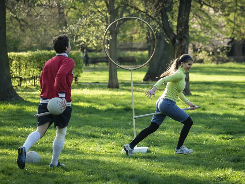 Famfrpál je sport, který vymyslela autorka příběhu o mladém kouzelníkovi Harrym Potterovi. Zatímco ve knihách hráči létají na metlách, příznivci hry ze skutečného světa si při běhu mezi nohami přidržují tyče. 