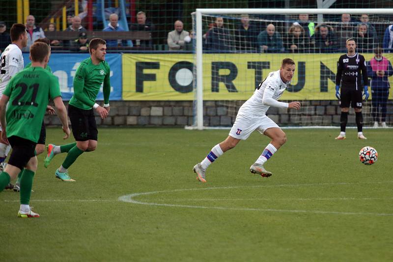 Líšeňští fotbalisté (v bílém) zdolali Příbram na domácím hřišti 4:1.