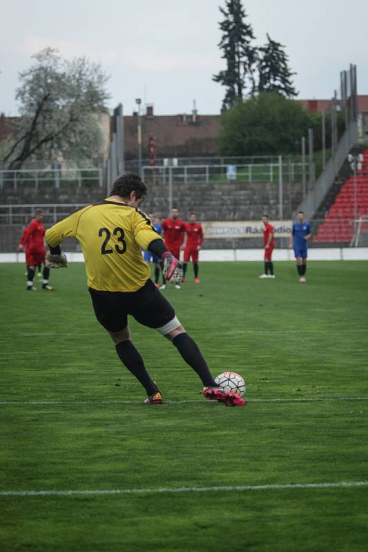 Dvě největší brněnské univerzity se v úterý utkaly na prvoligovém stadionu v Srbské ulici v historicky prvním fotbalovém souboji. Studenti Vysokého učení technického v červených dresech porazili modrý výběr Masarykovy univerzity 2:1.