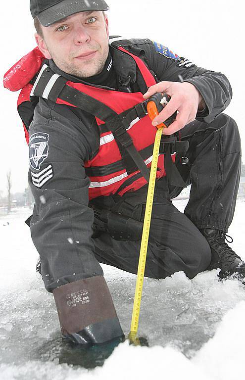 Měření ledu na brněnské přehradě.