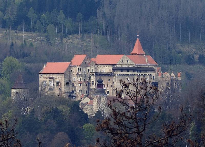 Hrad Pernštejn si zahrál v kultovním televizním seriálu Návštěvníci.