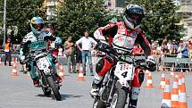 Někteří závodníci, kteří pojedou motocyklovou Grand Prix na Masarykově okruhu si ve čtvrtek při doprovodném programu zazávodili na malých motorkách na brněnském náměstí Svobody. Nechyběl Jakub Kornfeil.
