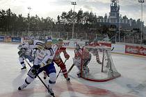 Hokejový zápas pod širým nebem se v novodobé extraligové historii hrál jen jednou, v lednu 2011 se na plochodrážním stadionu ve Svítkově utkaly Pardubice a Kometa Brno.