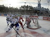 Hokejový zápas pod širým nebem se v novodobé extraligové historii hrál jen jednou, v lednu 2011 se na plochodrážním stadionu ve Svítkově utkaly Pardubice a Kometa Brno.