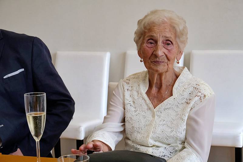 Medaili za zásluhy během druhé světové války a pamětní list převzala pětadevádesátiletá Marie Štěpánková.