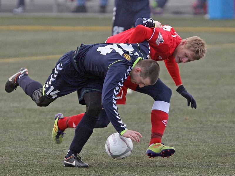 Zbrojovka (v červeném Michal Škoda) prohrála úvodní zápas Tipsport ligy s Jihlavou 0:4.