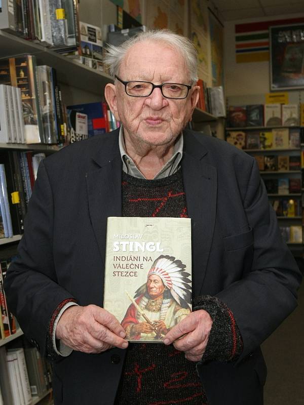 Brňanům se v úterý večer podepisoval Miloslav Stingl, kterého si severoamerický indiánský kmen Kikapú zvolil za svého náčelníka.