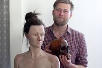 Unikátní kousek se povedl týmu odborníků z brněnského Moravského zemského muzea. Podle originálu lebky vytvořili podobu ženy, která žila asi před třiceti tisíci lety. Do očí ji lidé od pátku mohou pohlédnout v pavilonu Anthropos. 