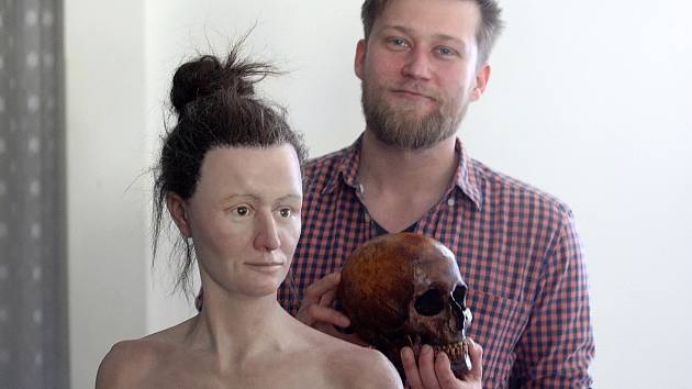 Unikátní kousek se povedl týmu odborníků z brněnského Moravského zemského muzea. Podle originálu lebky vytvořili podobu ženy, která žila asi před třiceti tisíci lety. Do očí ji lidé od pátku mohou pohlédnout v pavilonu Anthropos. 