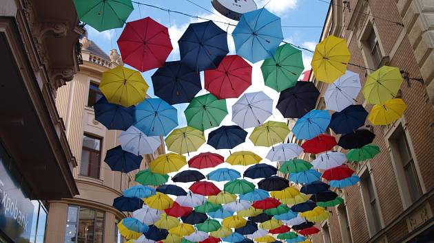 Fotogalerie: Barevné deštníky na měsíc ozdobí Brno - Brněnský deník