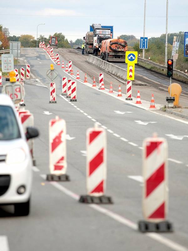 Problémy může vzhledem k souběžným uzavírkám způsobit především uzavřený most přes dálnici D2 nad exitem 3 u Olympie.