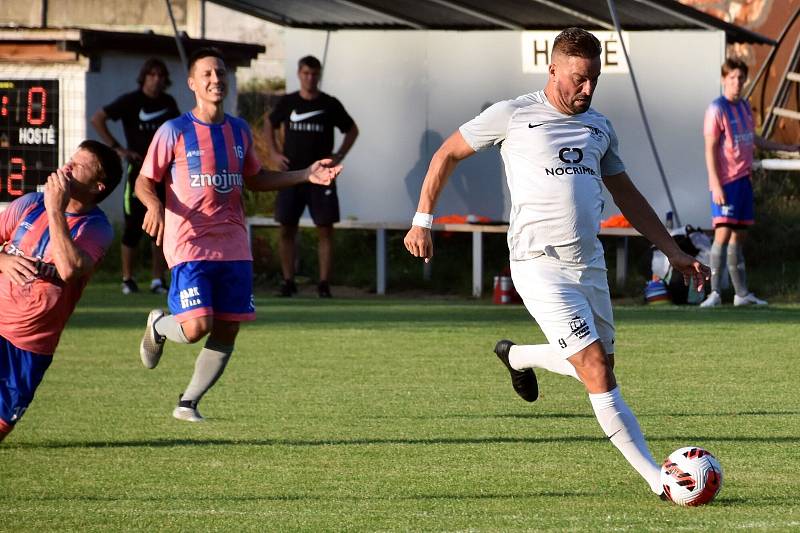 Fotbalový šoumen Petr Švancara se za Střelice uvedl dvěma góly proti FK Znojmo a pomohl k výhře 6:1.