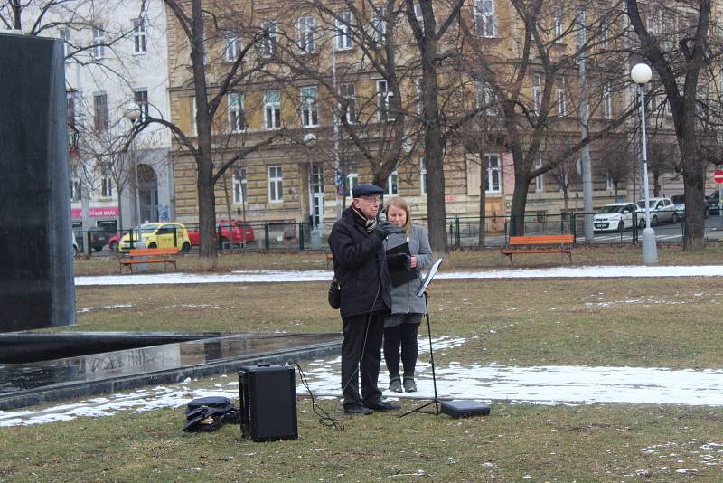 Na brněnském náměstí 28. října uctili lidé památku obětí holokaustu.