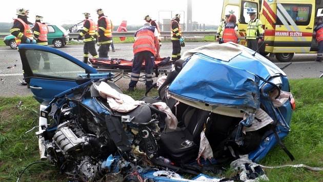 Střet kamionu a auta u Pohořelic skončil ve středu ráno tragicky. Dva lidé zemřeli.
