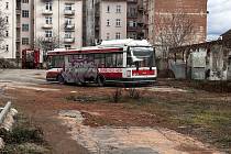 Odsunutý trolejbus v Brně na Veveří rozdmýchal na sociálních sítích diskuze u místních. Někteří argumentují, že vozidlo je nevzhledné a přitahuje akorát sprejery.