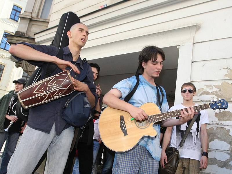 Stovky mladých lidí v pátek protestovaly proti vyhlášce zakazující hraní na ulici.