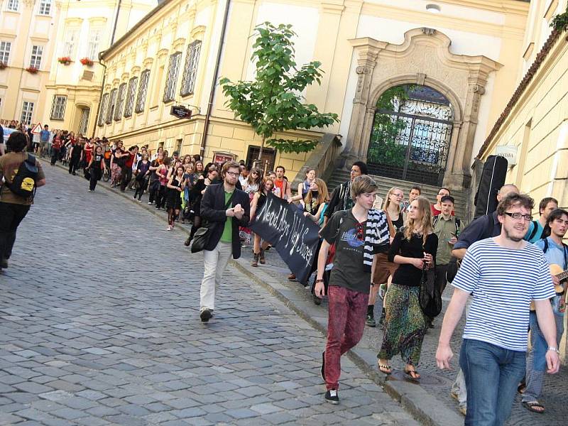 Stovky mladých lidí v pátek protestovaly proti vyhlášce zakazující hraní na ulici.