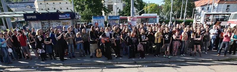 Stovky mladých lidí v pátek protestovaly proti vyhlášce zakazující hraní na ulici.