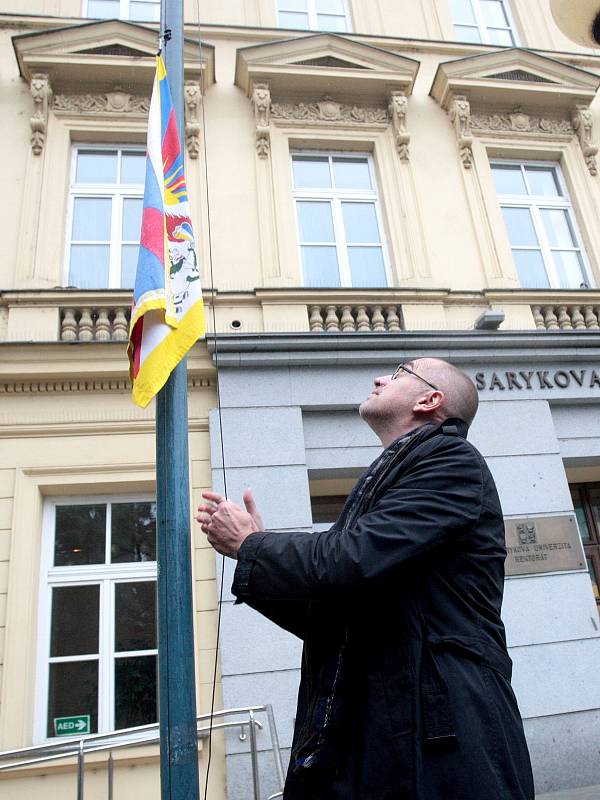 Rektor Masarykovy Univerzity Mikuláš Bek za pět minut dvanáct vyvěsil tibetskou vlajku.