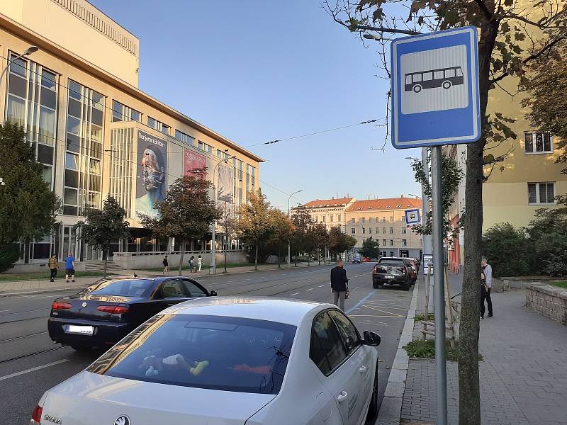 Už tři roky tramvaje míjí zastávku Janáčkovo divadlo. Na místě zastavuje jen autobusová linka číslo 67.