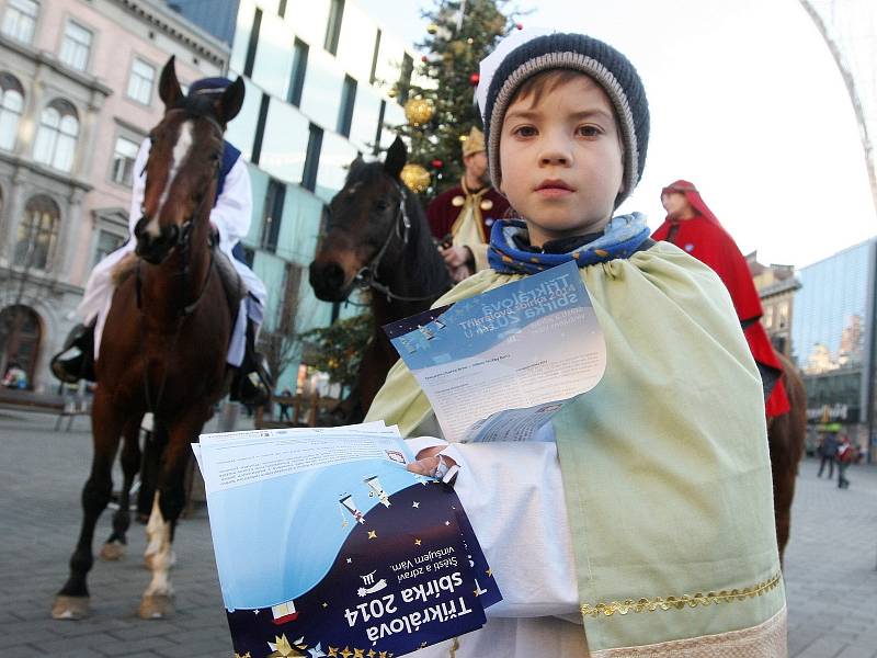 Tři králové vyrazili na hnědácích na podporu charitativní sbírky.