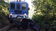 Osobní vlak srazil ve středu ráno auto na železničním přejezdu v Ivančicích. Řidička vozu zemřela.