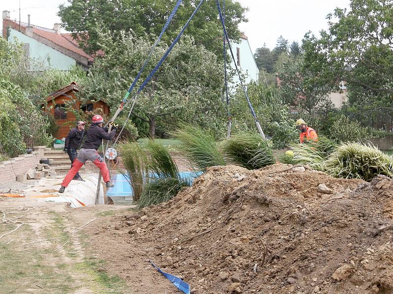 Náhlý vítr, ohnuté větve stromů, létající listí a hlína. Neobvyklá instalace bazénu v pondělí po poledni překvapila obyvatele ulice U zoologické zahrady v městské části Brno-Bystrc.