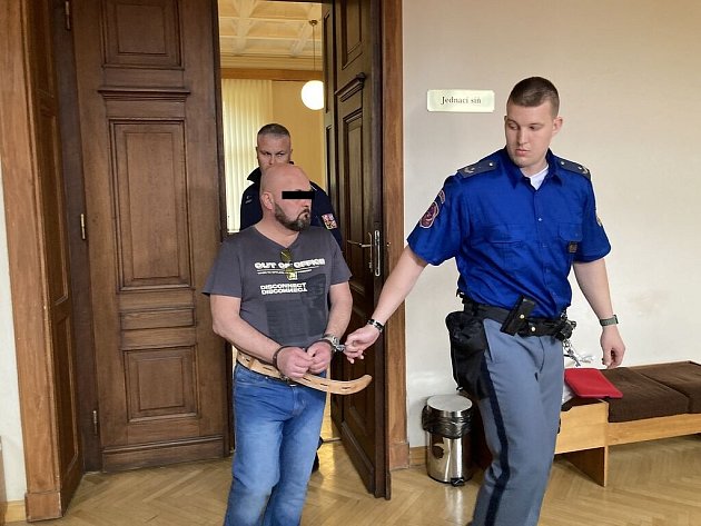 Za šest ran nožem v Brně čtrnáct let vězení. Chránil jsem jeho ženu, hájil se