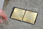 Oběti nacistické genocidy připomínají zlaté kostky. Ve městě je památečních kamenů Stolpersteine uctívajících památku židovských obětí devětasedmdesát. Posledních osmnáct přibylo ve středu.